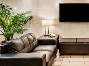 Super 8 by Wyndham Airdrie AB