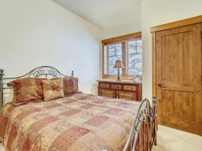 Shock Hill Retreat 4 Bedroom Townhouse by RedAwning