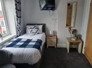 7-bed Beachside Retreat - Sleeps 14 & Pet Friendly