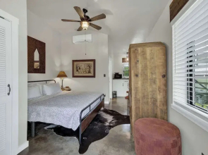 Tejas Suite Walking Distance to Main St!