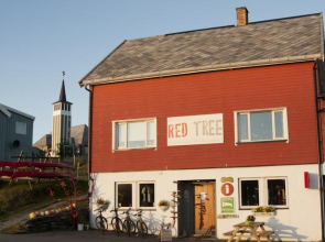 B&B Red Tree