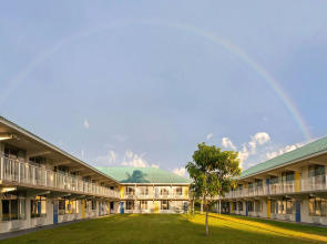 Days Inn & Suites by Wyndham Fort Pierce Midtown