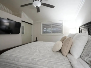 Sweet 4 bedroom, 3 bath plus Loft Bedroom, Pool Home