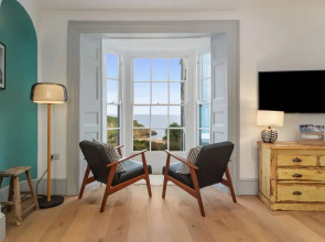 Windermere House - Sea Views Close to Harbour
