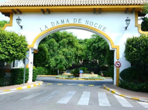 Puerto Banus La Dama De Noche