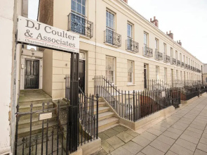 Gorgeous 1 BD in Central Cheltenham