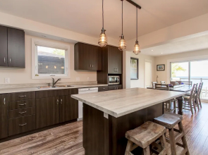 Barefoot Bungalow Gracing the shores of Lake Simcoe, a wonderful family cottage!
