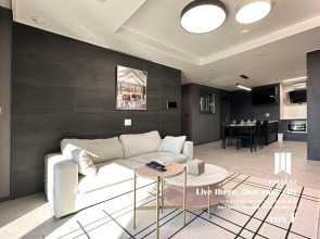 Y COLLECTION by UH FLAT OSIRIA