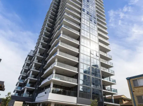 Luxe Beachfront 2-bed With Gym, Pool & Views