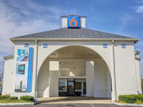 Motel 6 Dickson, TN