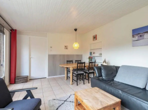 Bungalow in Sint Maartenszee Near Beach
