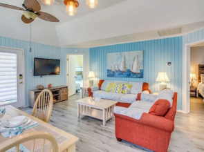 Myrtle Beach Cottage, Walk to Pools + Beach!
