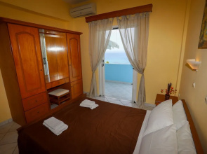 Agios Georgios - 2 Beds - Sleeps 5 - Free Parking