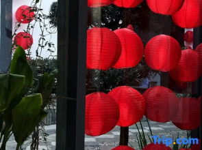 Emei Mountain and Courtyard. Jingzhu Shiguang Hot Spring Hotel