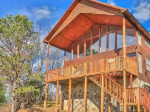 Gorgeous Cabin w Great Views Pool Game Room