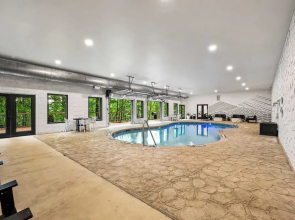 Indoor Heated Pool, Hot Tub, Game Room, Firepits & Outdoor Play Near Dollywood + National Park Trails 2 Firefly Mountain Suites by Avantstay