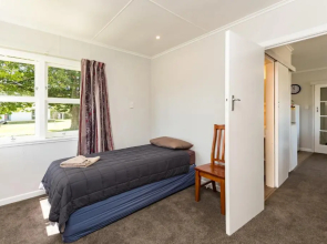 Waitangi Beach Bach 30A