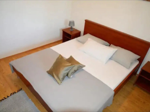Beachside Apartment - Sleeps 5, Parking & Views