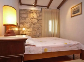 House Rilovic - Two Bedroom House With Swimming Pool and Jacuzzi