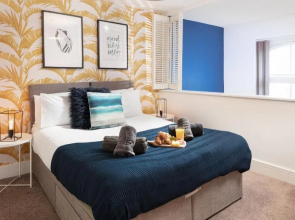 Duplex Central Plymouth Apartment - Private Parking - Sleeps 6 - By Habita Property