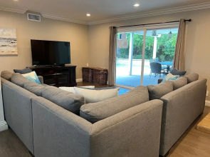 Fabulous 6 Bedroom , 4 Bath Pool W/jacuzzi Home