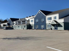 Days Inn & Suites by Wyndham Williamsburg IA North