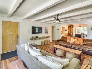 Cozy Retreat w/ Deck ~ 2 Mi to Pinecrest Lake!