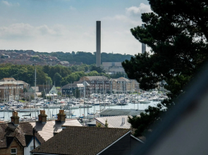 Trent Tops 3-bed penthouse apartment in West Cowes