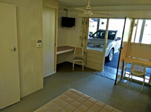 Cairns Motor Inn