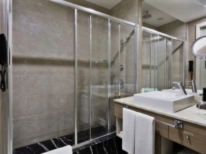 Cratos Premium Hotel & Casino