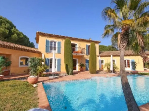 Vibrant Holiday Home With Private Pool