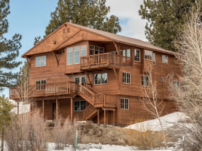 Spacious and Scenic Truckee House by RedAwning
