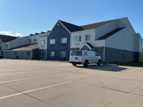 Days Inn & Suites by Wyndham Williamsburg IA North