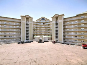 Lakefront Osage Beach Condo: Balcony & Pool Access