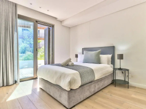 24hr Secure, Modern unit in heart of De Waterkant!