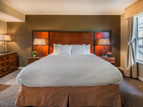 Cloverleaf Suites