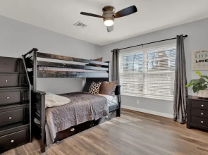 Pecht Haus 3 Bedroom Home by Redawning