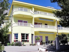 Apartments with a parking space Makarska - 19009