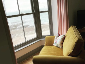 Sea View Modern Apartment - Sleeps 2