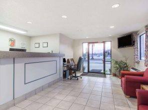 Super 8 by Wyndham Cleveland TX
