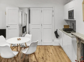 Bright and spacious 1-BDR flat w/ free parking