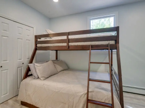 Cozy North Conway Retreat w/ Deck & Fire Pit!