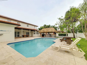 Swim, Barbecue & Game: Home 4 Mi to Pompano Beach!