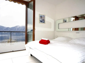 Stunning 1 bed Apartment, Lake Views, Large Terrace, Wifi