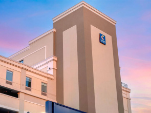 Comfort Inn & Suites Newark Liberty International Airport