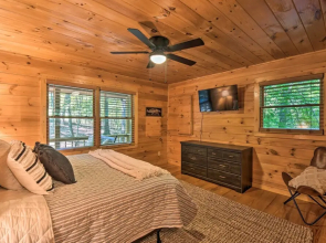 Blue Ridge Cabin: Hot Tub, Fire Pit & Grill!