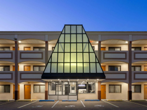 Travelodge by Wyndham Manhasset