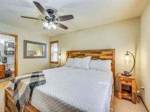 Furnished Deck + Forest Views: Pine Retreat!