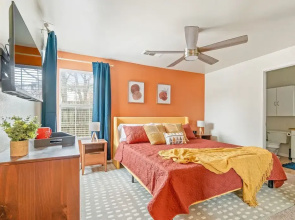 Dallas Retro House King Bed Backyard