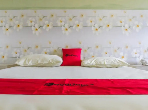 RedDoorz Plus near Pantai Barat